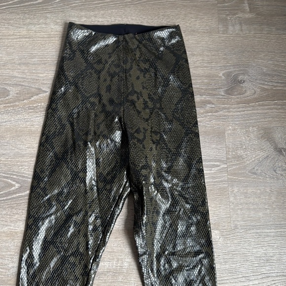 Commando Faux Leather Animal Legging in Moss Snake Small - Picture 6 of 13